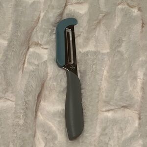 The Pampered Chef Blue and Gray cheese knife